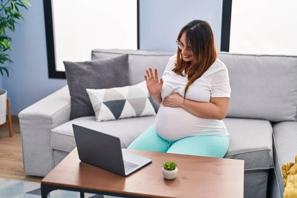 Mladá Těhotná Žena Video Hovor Sedí Pohovce Doma — Stock fotografie