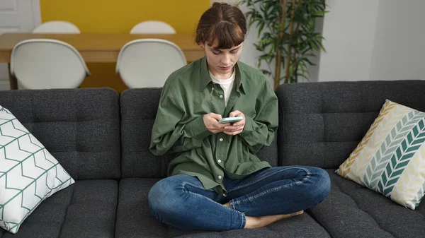 Junge Kaukasierin Sitzt Mit Smartphone Hause Auf Dem Sofa — Stockfoto