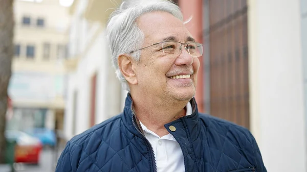 Hombre Mediana Edad Con Pelo Gris Sonriendo Confiado Calle — Foto de Stock