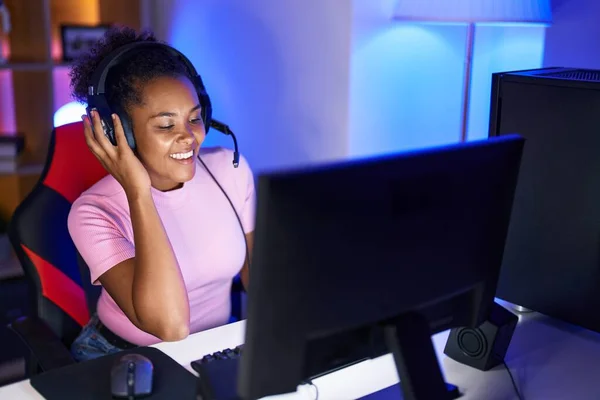 アフリカ系アメリカ人女性ゲームルームでコンピュータを使用してビデオゲームをプレイストリーマー — ストック写真