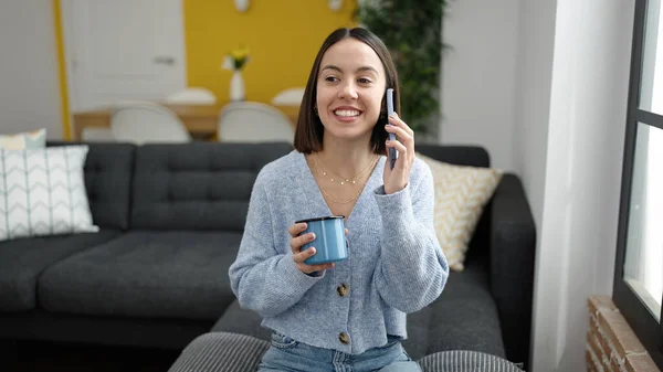 Jong Mooi Latino Vrouw Praten Smartphone Het Drinken Van Koffie — Stockfoto