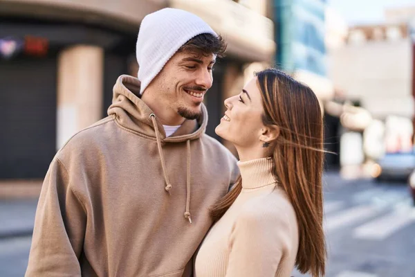 Mand Vrouw Paar Glimlachen Zelfverzekerd Staan Samen Straat — Stockfoto