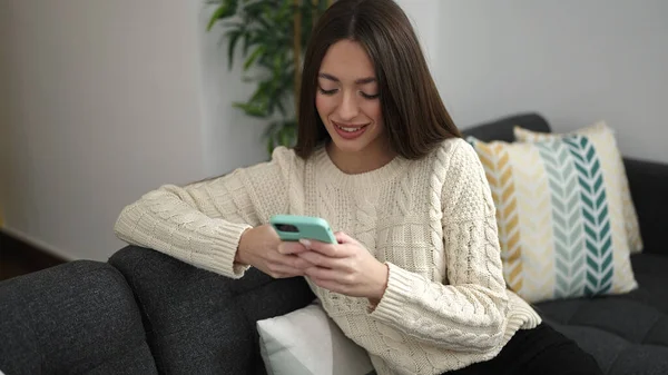 Mladý Krásný Hispánec Žena Pomocí Smartphone Sedí Pohovce Doma — Stock fotografie