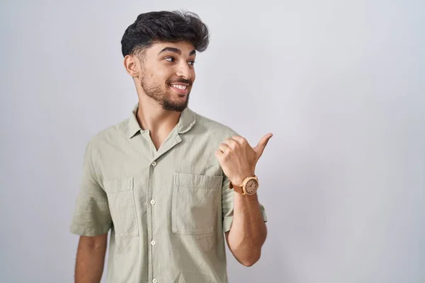 Homem Árabe Com Barba Sobre Fundo Branco Sorrindo Com Rosto — Fotografia de Stock