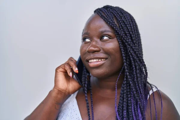 Afroamerikanerin Lächelt Selbstbewusst Und Spricht Auf Dem Smartphone Vor Isoliertem — Stockfoto