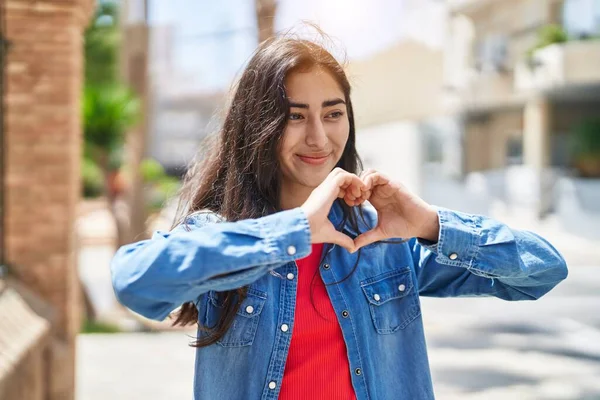 Νεαρό Ισπανόφωνο Κορίτσι Χαμογελά Αυτοπεποίθηση Κάνει Χειρονομία Καρδιάς Χέρια Στο — Φωτογραφία Αρχείου