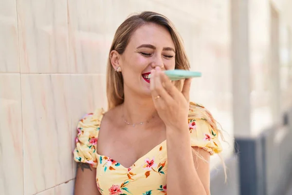 Genç Güzel Spanyol Bir Kadın Gülümsüyor Caddede Akıllı Telefondan Konuşuyor — Stok fotoğraf