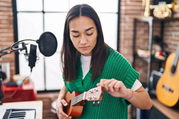 Genç Spanyol Kadın Müzisyen Müzik Stüdyosunda Ukulele Çalıyor — Stok fotoğraf