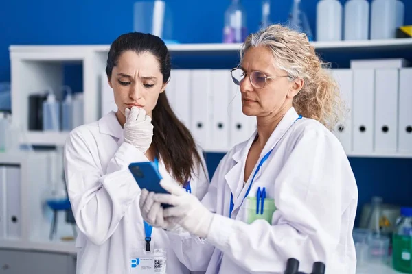 Dos Mujeres Científicas Usando Smartphone Trabajando Laboratorio —  Fotos de Stock
