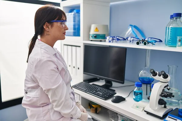 Jeune Femme Brune Travaillant Laboratoire Scientifique Cherchant Côté Pose Profil — Photo