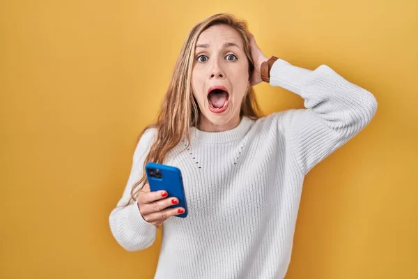 Mladá Blondýna Používá Smartphone Psaní Zprávy Šílený Strach Rukama Hlavě — Stock fotografie