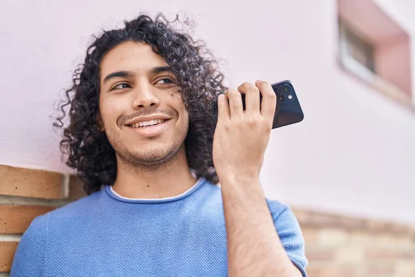 Νεαρός Λατίνος Άνθρωπος Χαμογελά Αυτοπεποίθηση Ακούγοντας Ηχητικό Μήνυμα Από Smartphone — Φωτογραφία Αρχείου