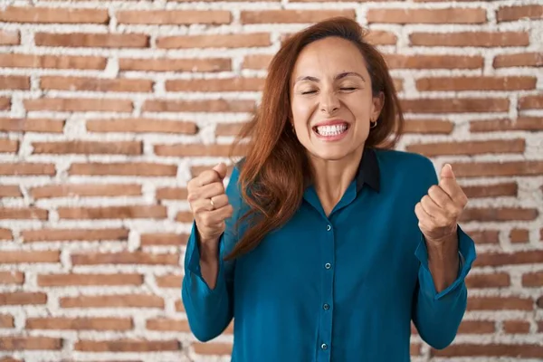 Mujer Morena Pie Sobre Pared Ladrillos Emocionada Por Éxito Con — Foto de Stock
