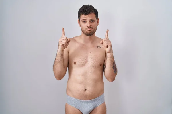 Ung Latinamerikansk Man Stående Skjorta Utan Underkläder Pekar Upp Ser — Stockfoto