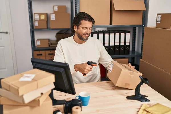 Hombre Mediana Edad Comercio Electrónico Empresa Trabajador Paquete Escaneo Oficina — Foto de Stock