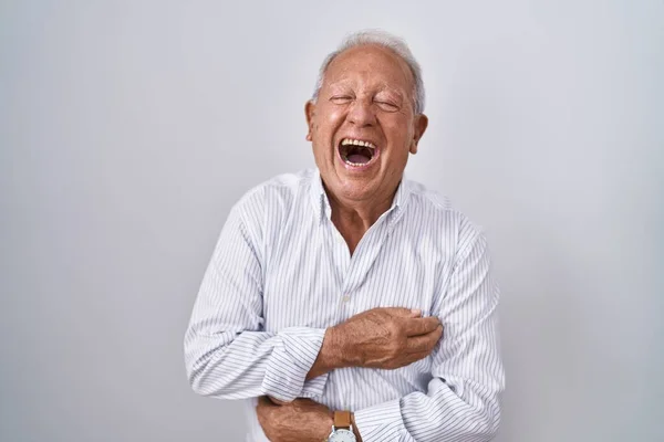 Gri Saçlı Yaşlı Adam Izole Edilmiş Arka Planda Duruyor Gülümsüyor — Stok fotoğraf