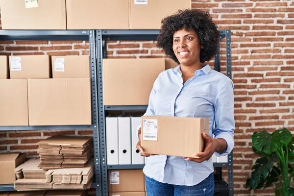 African American Woman Ecommerce Business Worker Holding Package Office —  Fotos de Stock