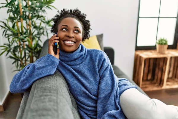 Afrikansk Amerikansk Kvinna Talar Smartphone Sitter Soffan Hemma — Stockfoto