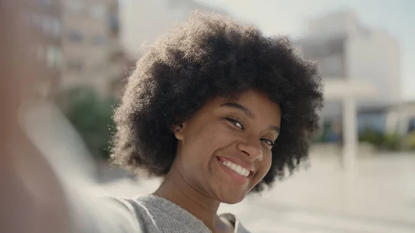 Afrikaans Amerikaanse Vrouw Glimlachen Zelfverzekerd Maken Selfie Door Camera Straat — Stockfoto
