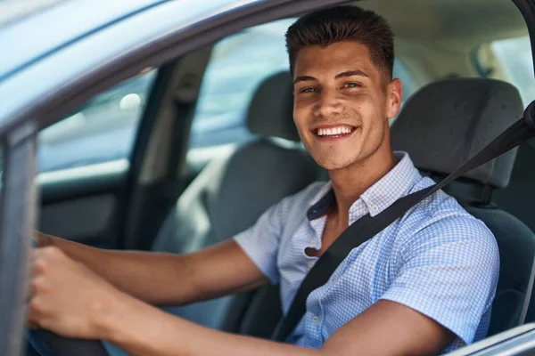 Молодий Іспаномовний Чоловік Посміхається Впевнено Водити Машину Вулиці — стокове фото