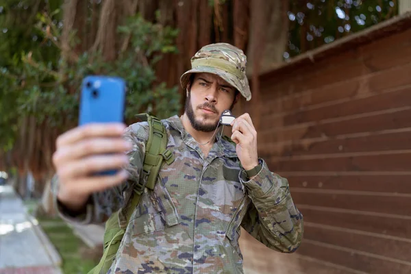 Giovane Uomo Ispanico Indossando Uniforme Soldato Fare Selfie Smartphone Parco — Foto Stock