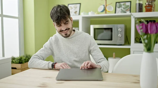 Genç Spanyol Adam Yemek Odasında Dizüstü Bilgisayar Açıyor — Stok fotoğraf