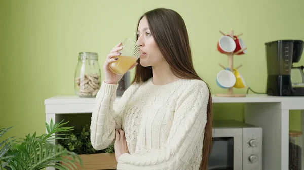 Junge Schöne Hispanische Frau Trinkt Hause Ein Glas Orangensaft — Stockfoto