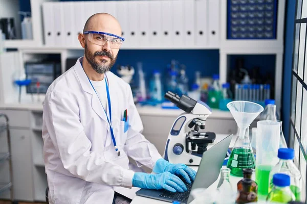 Young Bald Man Scientist Using Laptop Laboratory — Stock Photo, Image
