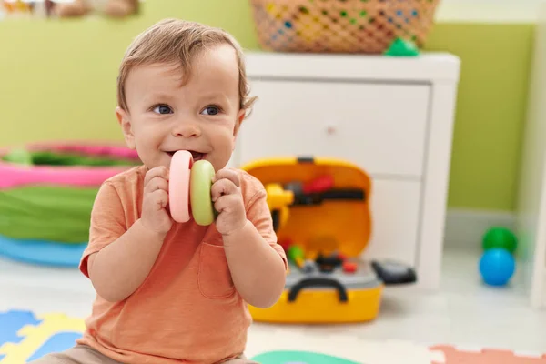Liebenswertes Blondes Kleinkind Spielt Kindergarten Mit Spielzeug Das Auf Dem — Stockfoto