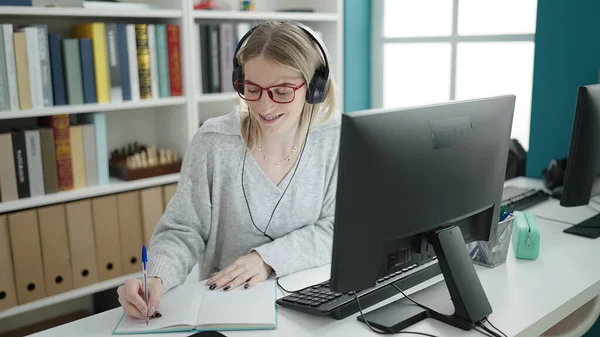 Mujer Rubia Joven Usando Computadora Tomando Notas Universidad Biblioteca — Foto de Stock