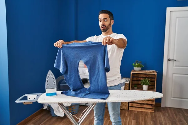 Sakallı Ütülü Genç Bir Spanyol Çamaşır Odasında Yakılmış Demir Gömlekli — Stok fotoğraf