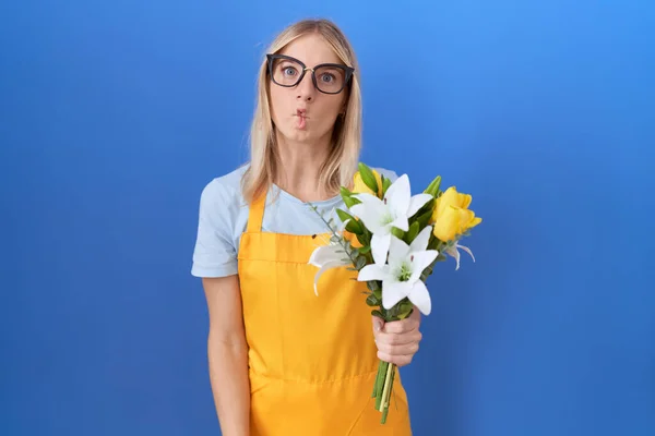 Young Caucasian Woman Wearing Florist Apron Holding Flowers Making Fish — Stock Photo, Image