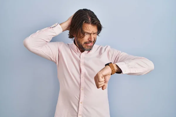 Przystojny Mężczyzna Średnim Wieku Eleganckim Tle Koszuli Patrząc Zegarek Zmartwiony — Zdjęcie stockowe