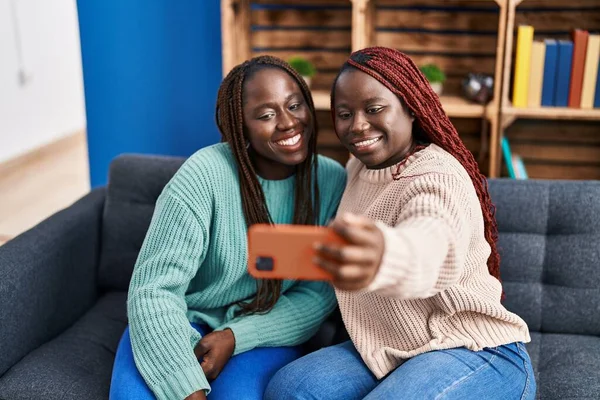 Afro Americanas Amigas Sonriendo Confiadas Hacen Selfie Por Teléfono Inteligente — Foto de Stock