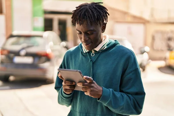 Hombre Afroamericano Sonriendo Confiado Usando Touchpad Calle —  Fotos de Stock
