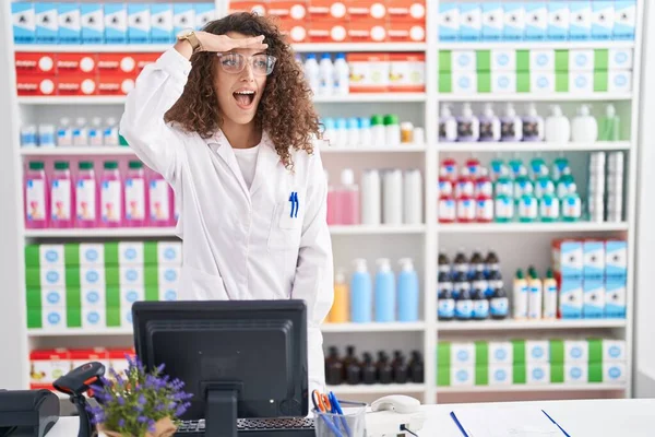 Mulher Hispânica Com Cabelo Encaracolado Trabalhando Farmácia Farmácia Muito Feliz — Fotografia de Stock