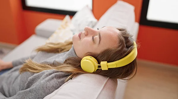 Junge Kaukasierin Hört Hause Entspannt Musik Auf Dem Sofa — Stockfoto