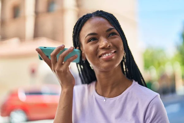 Africano Americano Mulher Sorrindo Confiante Ouvir Mensagem Áudio Pelo Smartphone — Fotografia de Stock