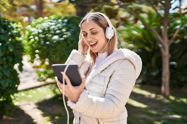 Jonge Vrouw Glimlachen Zelfverzekerd Luisteren Naar Muziek Park — Stockfoto