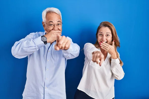 Medelålders Latinamerikanska Par Står Över Blå Bakgrund Skrattar Dig Pekar — Stockfoto