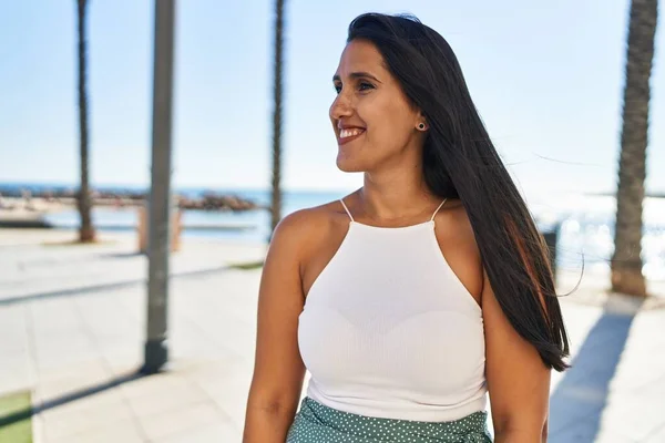 Junge Hispanische Frau Lächelt Selbstbewusst Meer — Stockfoto
