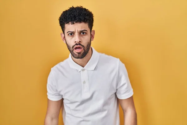 Arabisk Man Står Över Gul Bakgrund Chock Ansikte Ser Skeptisk — Stockfoto