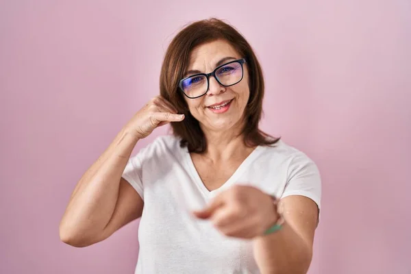 Middle Age Hispanic Woman Standing Pink Background Smiling Doing Talking — Stock Photo, Image