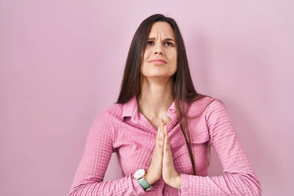 Молода Іспаномовна Жінка Стоїть Над Рожевим Тлом Благає Молиться Руками — стокове фото