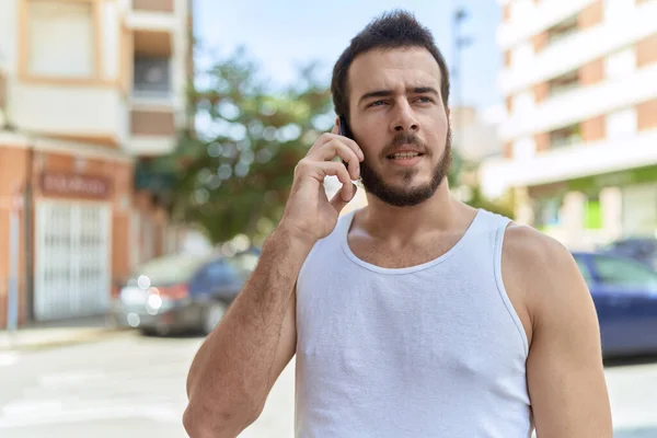 Νεαρός Ισπανόφωνος Μιλάει Στο Smartphone Χαλαρή Έκφραση Στο Δρόμο — Φωτογραφία Αρχείου