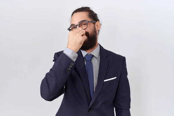 Hispanischer Mann Mit Bart Anzug Und Krawatte Der Etwas Stinkendes — Stockfoto