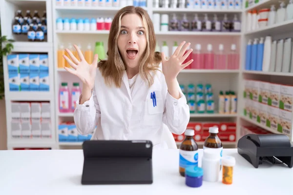 Eczanede Çalışan Beyaz Bir Kadın Zaferi Kutlamak Için Tablet Kullanıyor — Stok fotoğraf