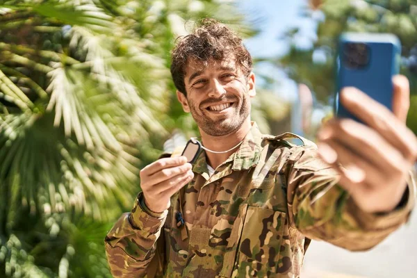 Joven Soldado Del Ejército Hacer Selfie Por Teléfono Inteligente Parque —  Fotos de Stock
