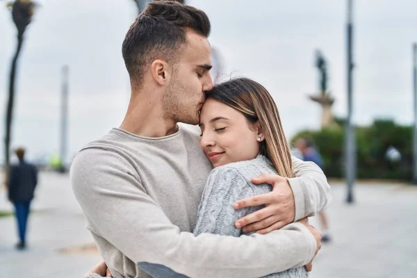 Man Woman Couple Hugging Each Other Kissing Street —  Fotos de Stock