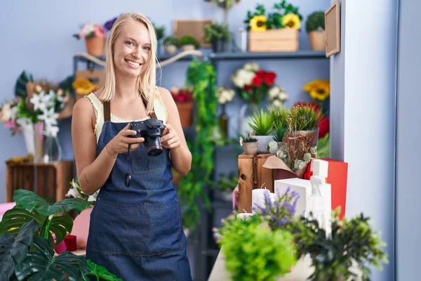 Young Blonde Woman Florist Make Photo Flowers Florist Store — Foto de Stock